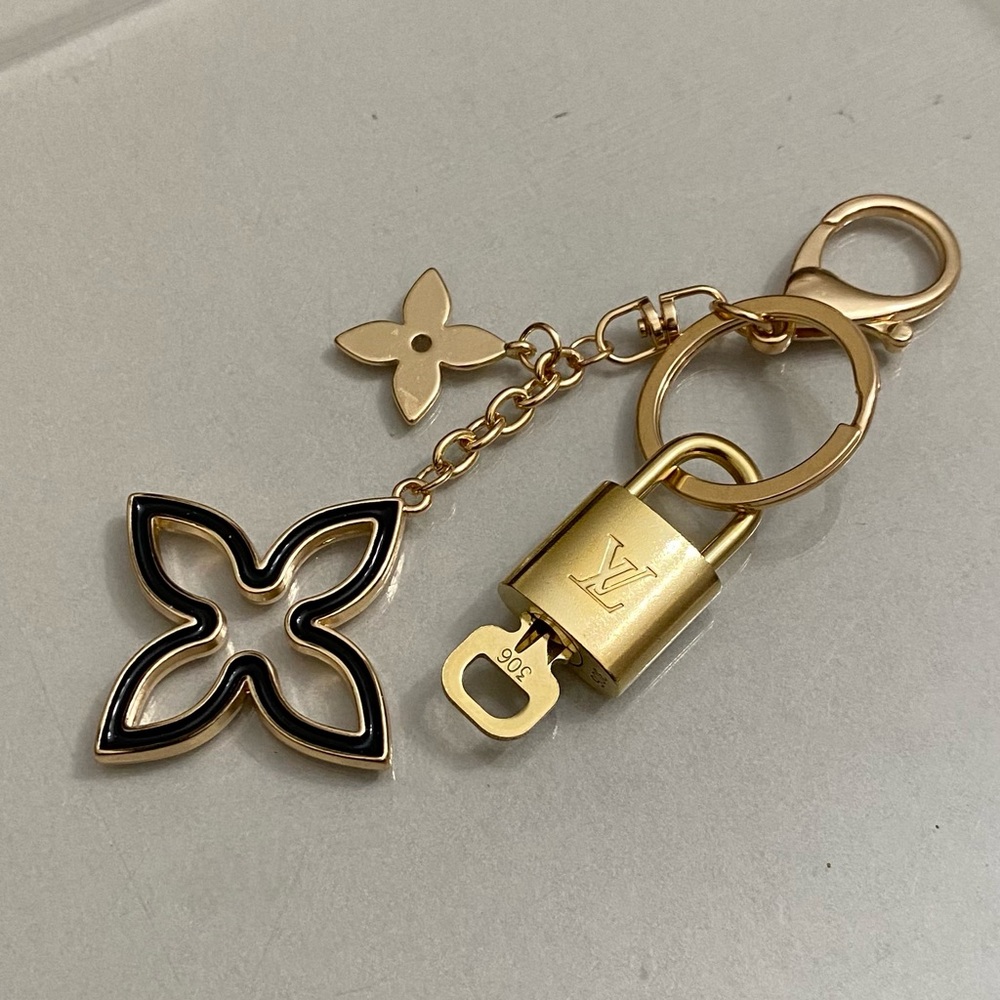 LOUIS VUITTON LOCK AND KEY 🔐 ON GOLD TONE KEYCHAIN #**306